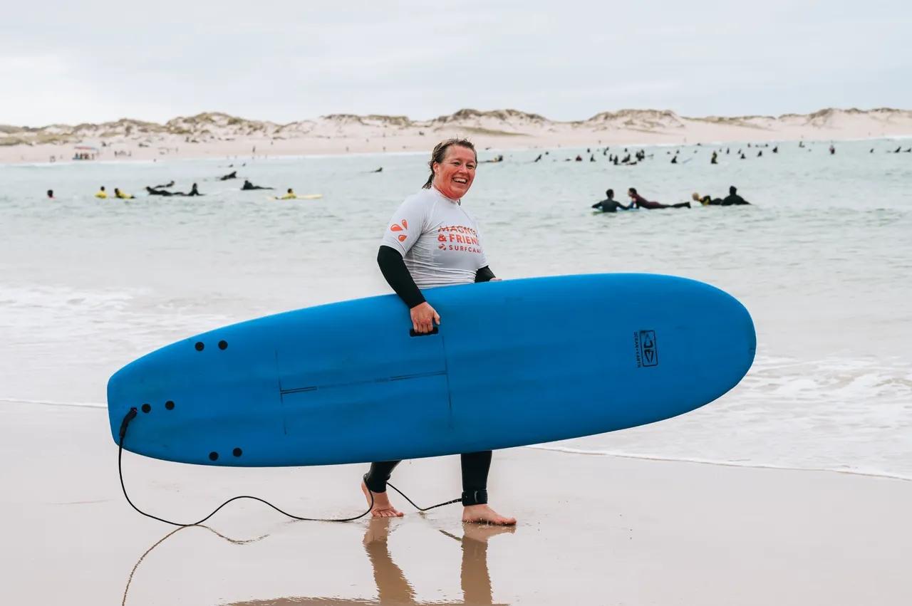 surfare med surfbräda på stranden