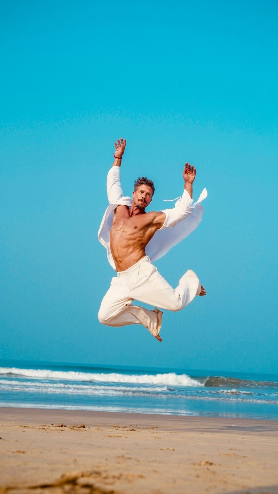 Kenny dansar på stranden