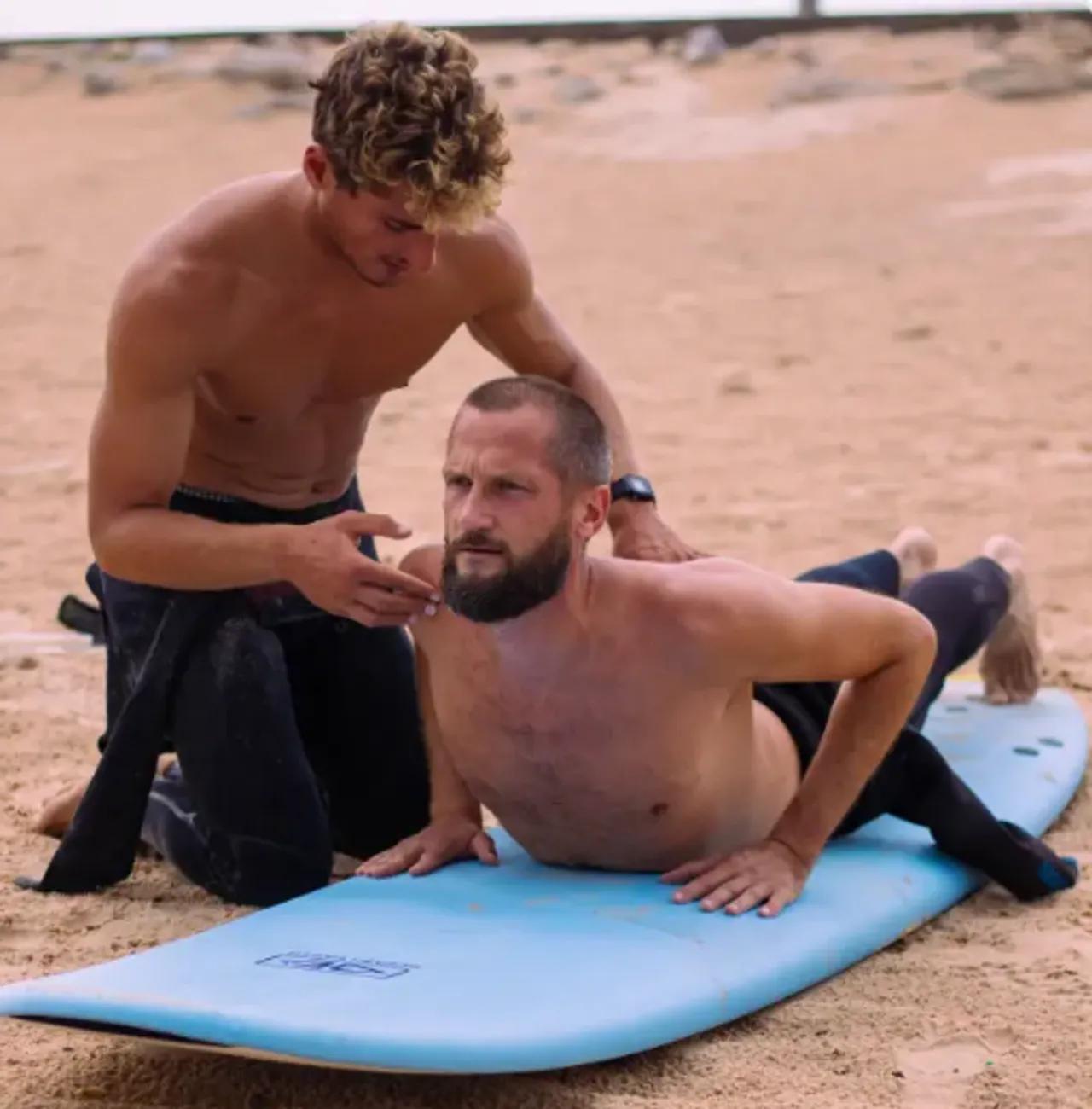 Nyårssurf på stranden i Portugal