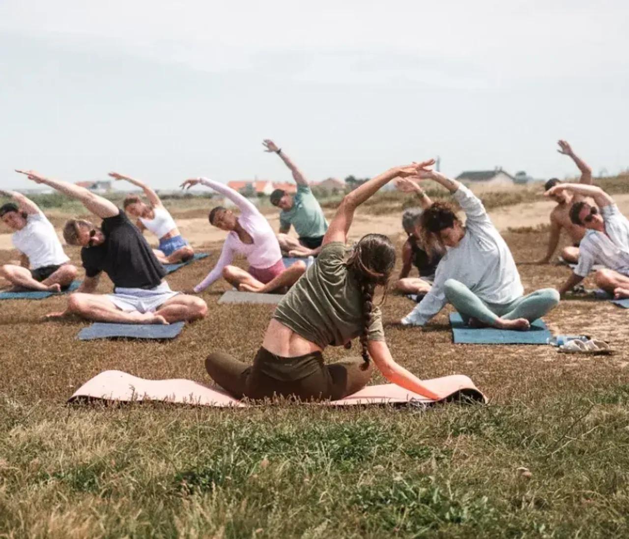 Yoga på nyår vid klipporna i Portugal