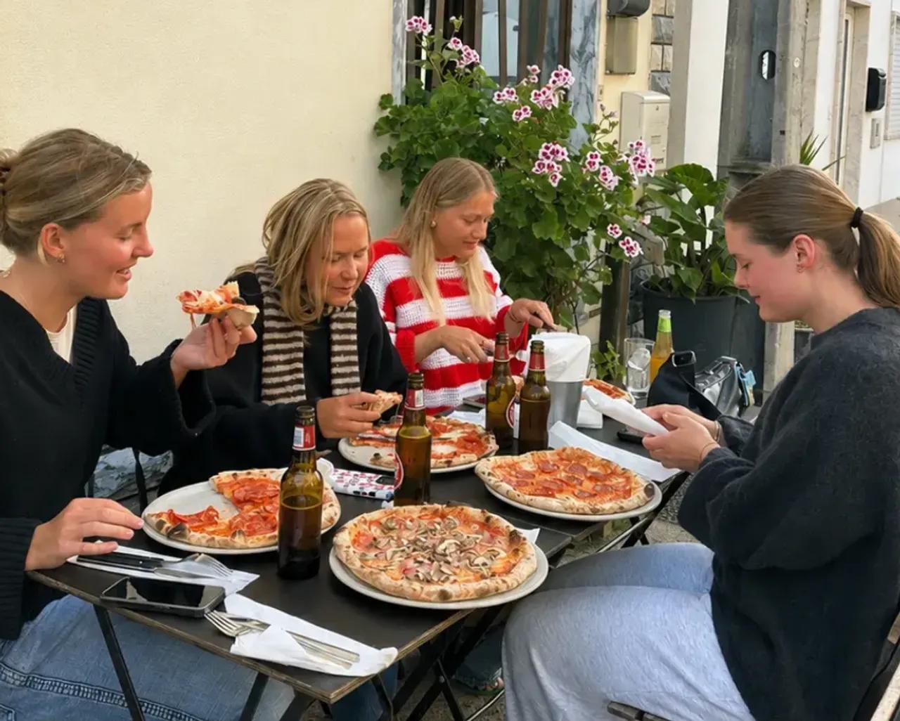 Reseledare som äter tillsammans