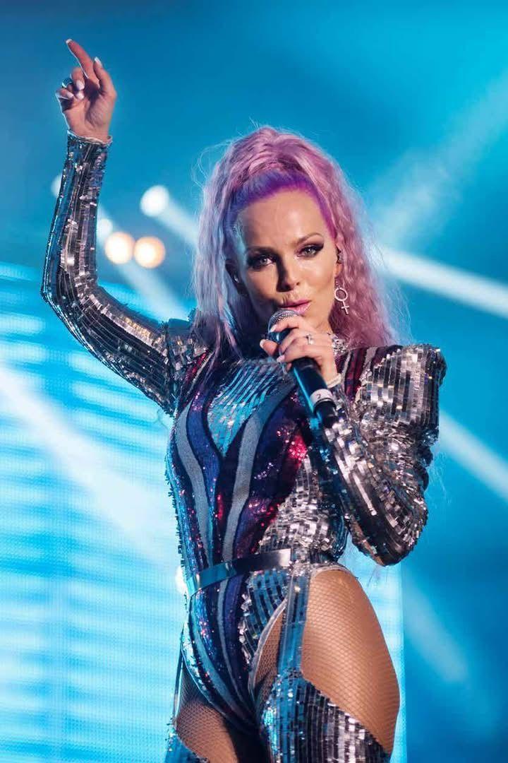 Tess Merkel uppträder