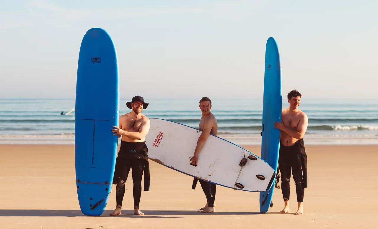 Surfare på stranden