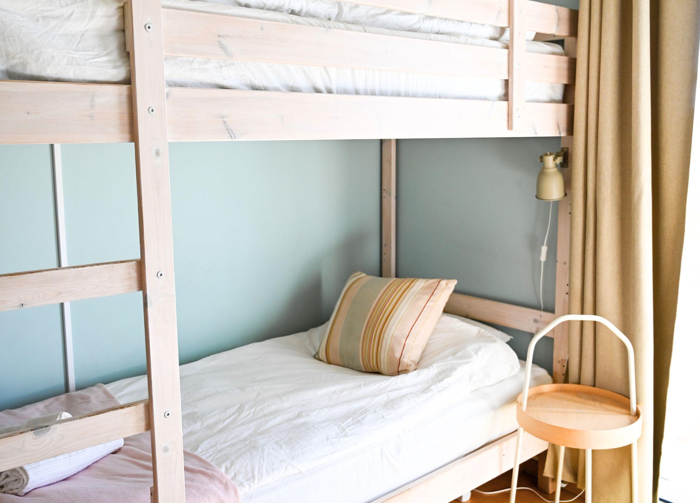 Våningssäng med sängkläder i ett av rummen på surfcampet i Portugal